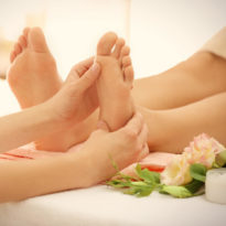 Massage chân + ngâm chân bằng thuốc bắc